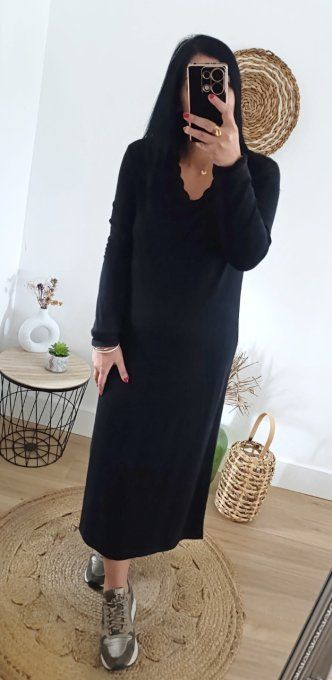 Robe pull noir .Taille unique jusqu'au 40