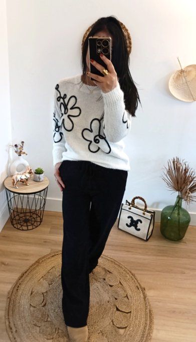 Pull blanc doux avec fleur dessinées en tricotin noir aplaties