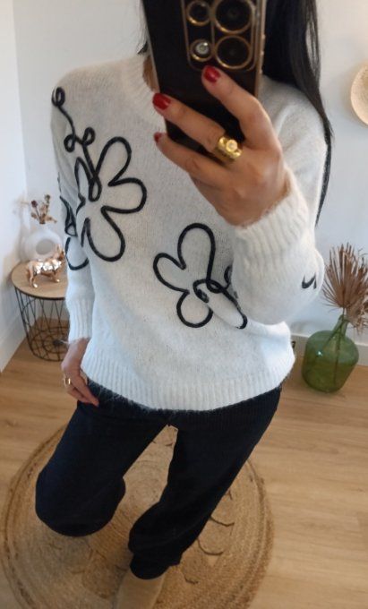 Pull blanc doux avec fleur dessinées en tricotin noir aplaties