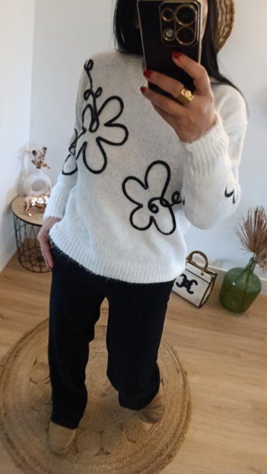 Pull blanc doux avec fleur dessinées en tricotin noir aplaties