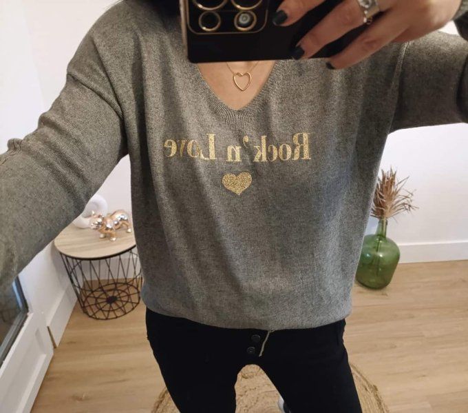 Pull beige ou kaki avec inscription rock n' love en doré