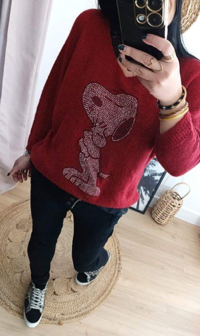 Pull rouge foncé avec Snoopy en petits brillants 