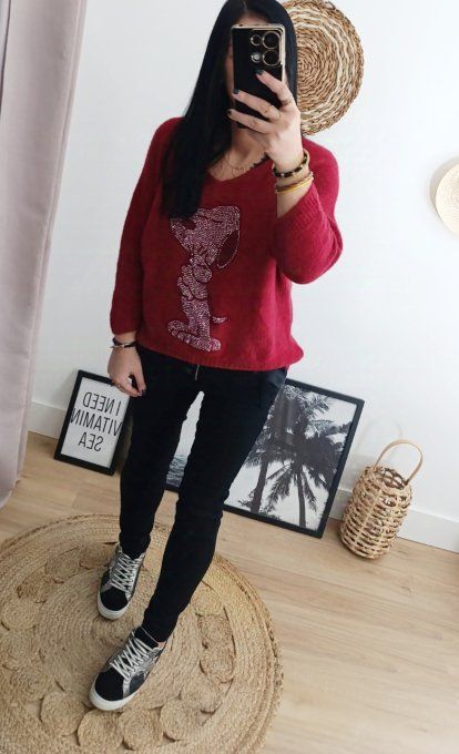 Pull rouge foncé avec Snoopy en petits brillants 