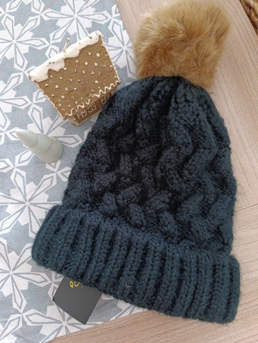 Bonnet noir avec pompon 