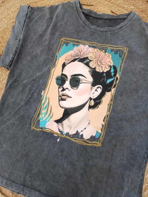 Tee shirt gris anthracite delavé Friday Kahlo