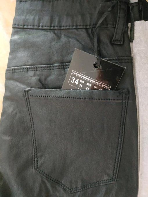 Pantalon coupe slim enduit  noir il reste 34 36 40