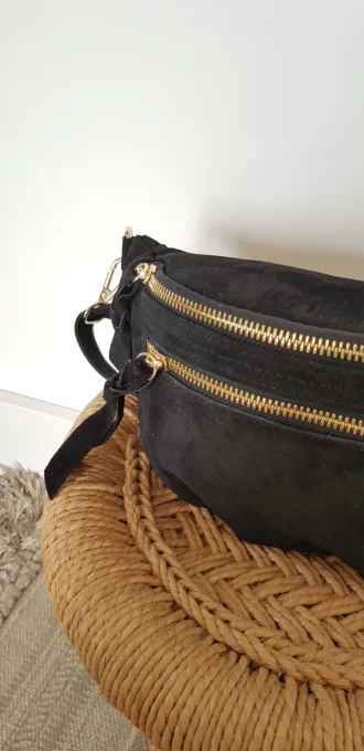 Sac Banane noir en Daim véritable tendance  pochette zippée sur le devant 