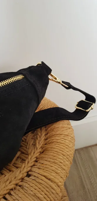 Sac Banane noir en Daim véritable tendance  pochette zippée sur le devant 