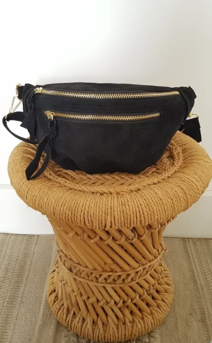 Sac Banane noir en Daim véritable tendance  pochette zippée sur le devant 