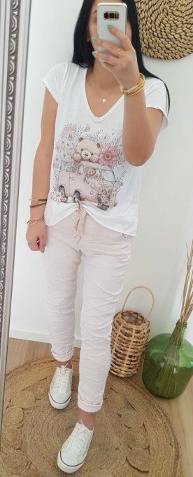 Tee shirt ourson dans son van avec fleurs et petits brillants  . Taille unique jusqu'au 42