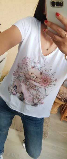 Tee shirt ourson dans son van avec fleurs et petits brillants  . Taille unique jusqu'au 42