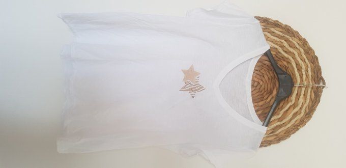 Tee shirt blanc avec étoiles taille unique jusqu'au 42