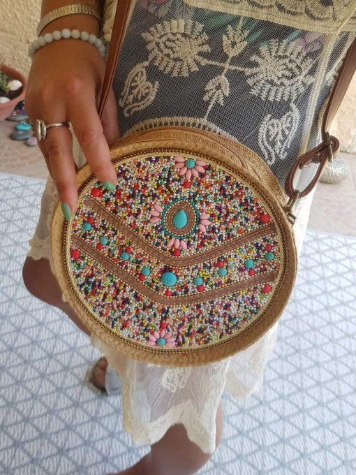 Joli sac rond avec perles colorées en raphia