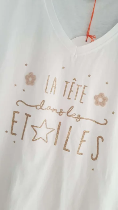 Tee shirt blanc inscription la tête dans les étoiles 