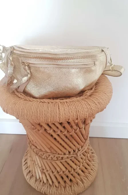 Sac Banane doré tendance cuir métallisé pochette zippée sur le devant