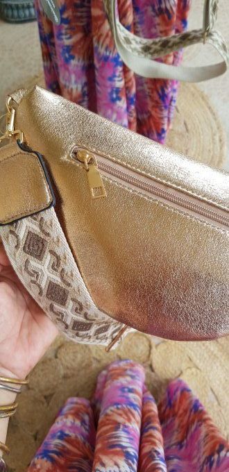 Sac banane Simili cuir brillant avec large lanière fantaisie